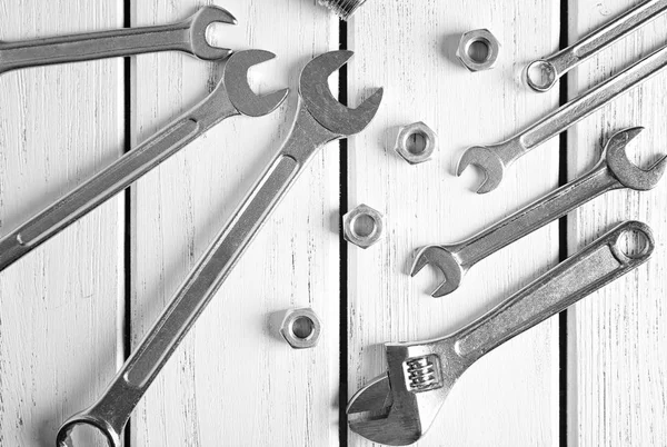 Installateur-Werkzeuge auf Holzgrund — Stockfoto