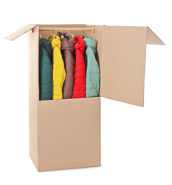 Kledingkast doos met kleding — Stockfoto