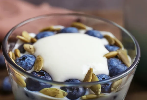 Yogur con semillas de arándano y calabaza en vidrio, primer plano —  Fotos de Stock