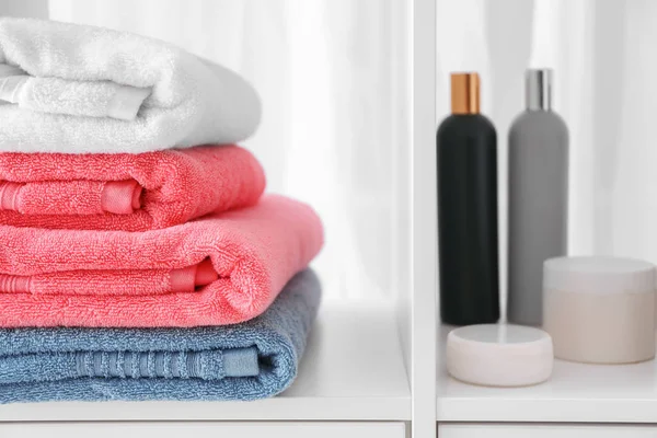 Tumpukan handuk bersih di rak — Stok Foto