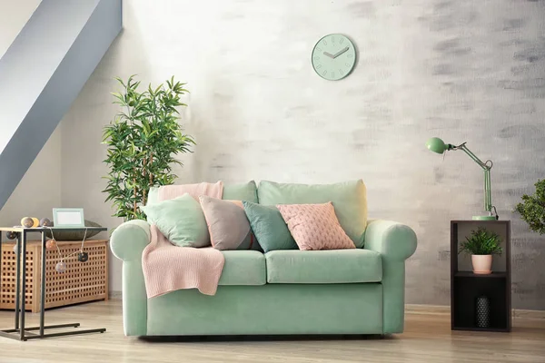 Интерьер гостиной с удобным мятой диван — стоковое фото