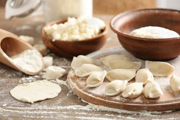 Rohe Knödel an Bord — Stockfoto