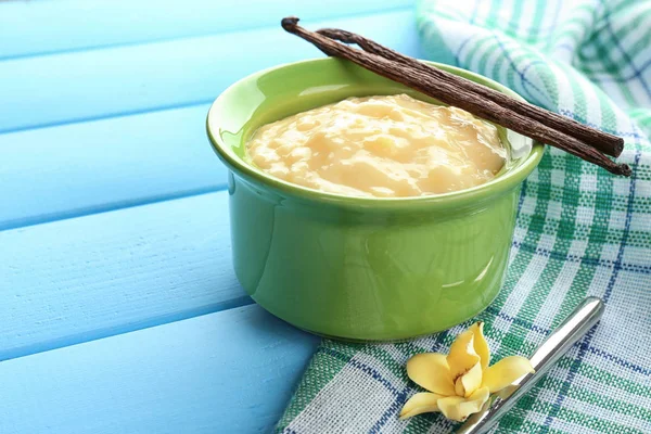 Ramekin con gustoso budino alla vaniglia sul tavolo di legno — Foto Stock