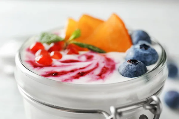 Yogur con frutas en frasco, primer plano —  Fotos de Stock