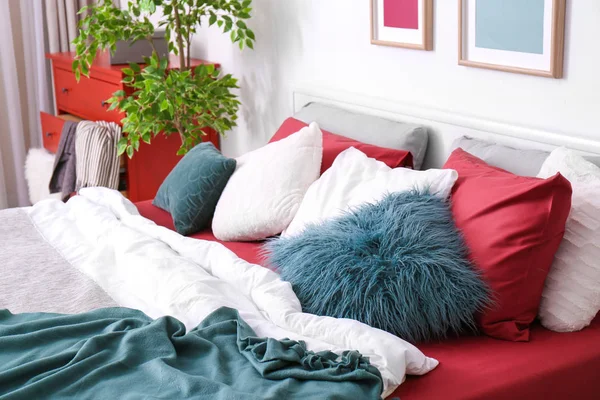 Прекрасне ліжко з подушками — стокове фото