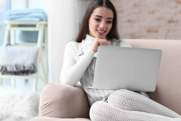 Mujer usando portátil —  Fotos de Stock