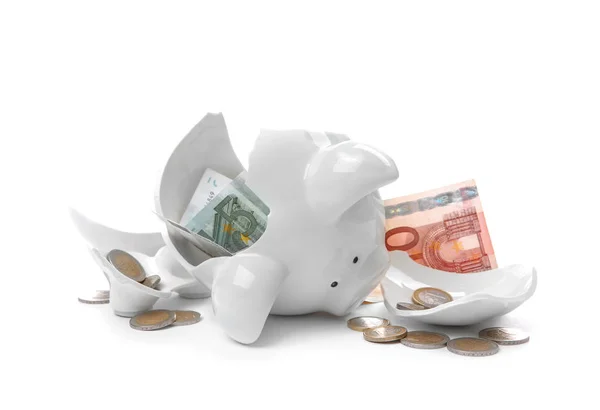 Banco piggy quebrado com dinheiro em fundo branco — Fotografia de Stock