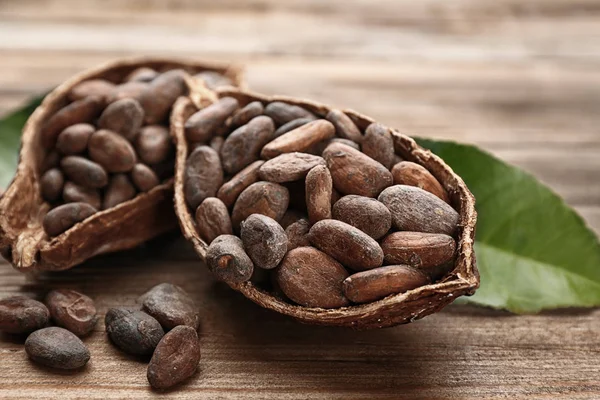 Metà Baccello Cacao Maturo Con Fagioli Fondo Legno — Foto Stock