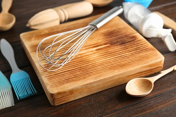 Tabla de cortar con utensilios de cocina para preparar pasteles sobre fondo de madera —  Fotos de Stock
