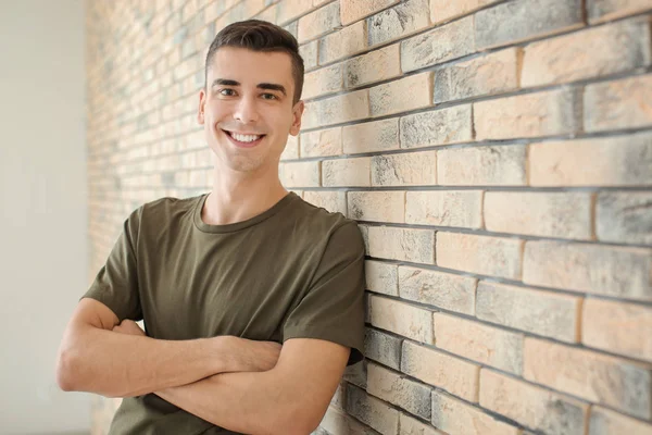 Junger Mann in Freizeitkleidung — Stockfoto