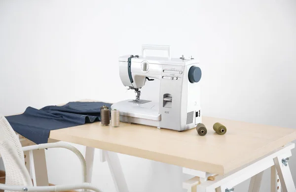 Machine Coudre Sur Table Dans Atelier Tailleur — Photo