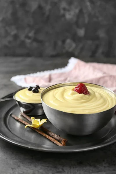 Ciotole con gustoso budino alla vaniglia sul tavolo — Foto Stock