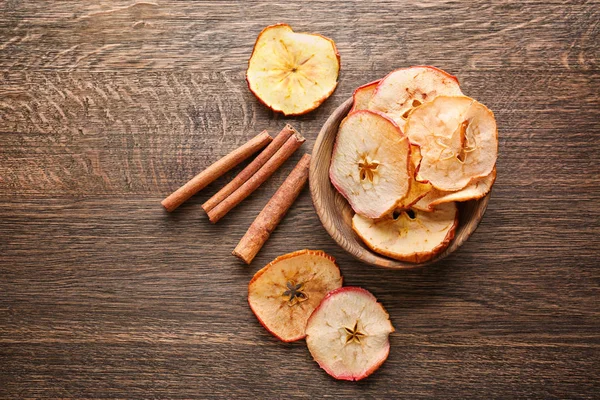 Composizione Con Gustose Chips Mele Cannella Fondo Legno — Foto Stock