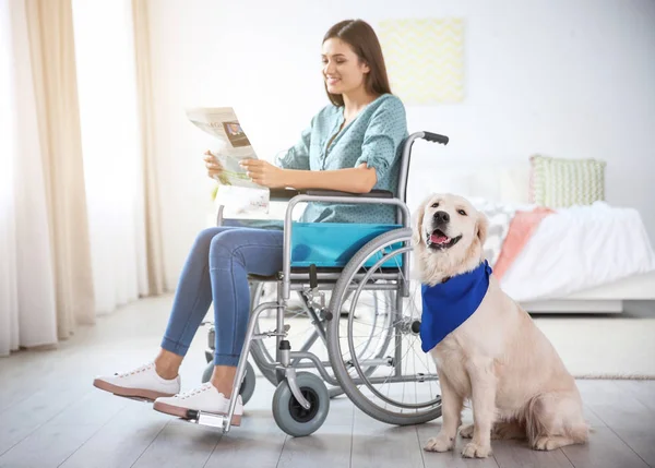 Žena na invalidním vozíku, čtenářský deník — Stock fotografie