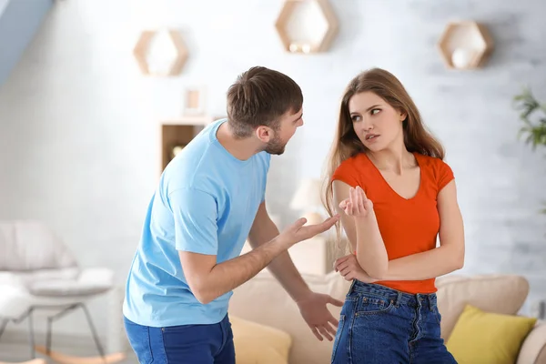 Um casal a discutir em casa. Problemas no relacionamento — Fotografia de Stock