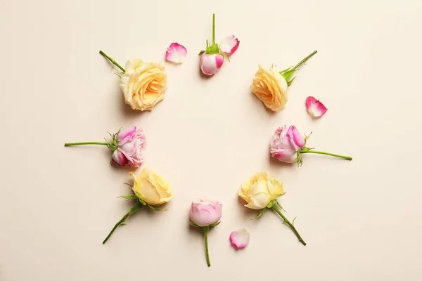 Circle frame made with roses on color background — Stock Photo, Image