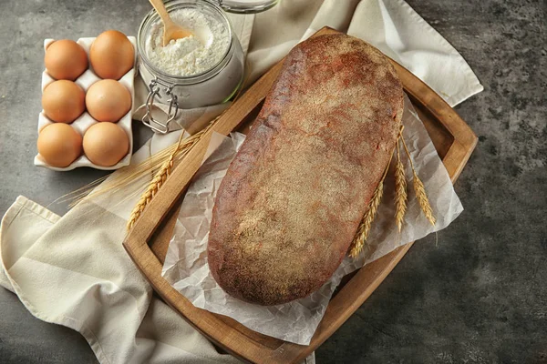 Καρβέλι ψωμιού σίκαλης στο τραπέζι. Φρέσκο από το φούρνο — Φωτογραφία Αρχείου
