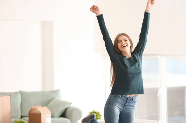 Jovem mulher feliz no quarto depois de se mudar para a nova casa — Fotografia de Stock