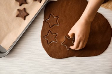 Kadın kesme kurabiye çiğ hamur ürünleri masada