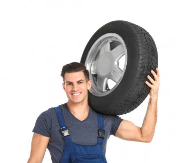 Otomobil lastiği ile genç makinist 