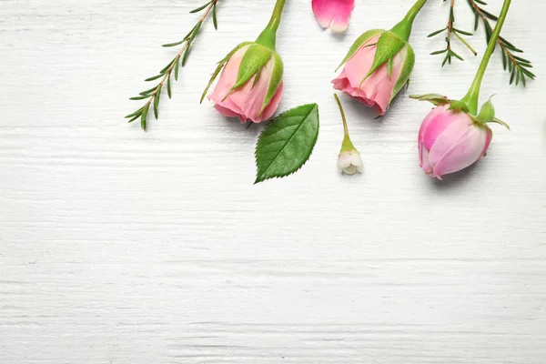 Mooie bloemen op houten achtergrond — Stockfoto