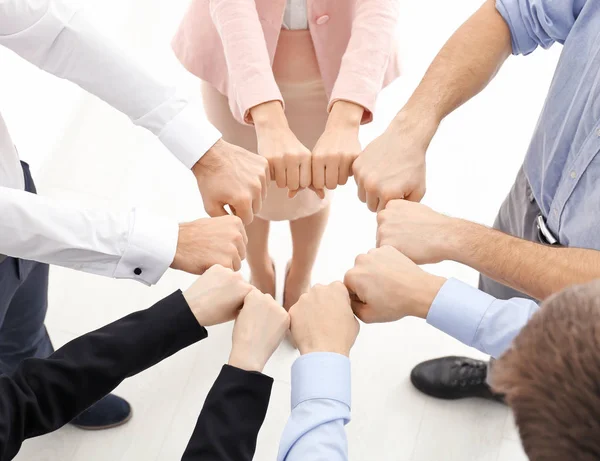 Jongeren samenstellen vuisten, close-up. Eenheid concept — Stockfoto