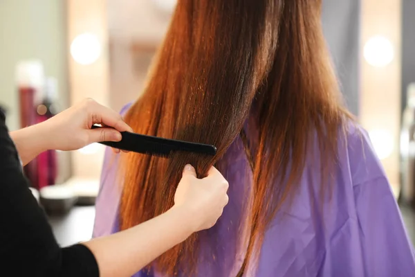 Peluquería trabajando con el cliente — Foto de Stock