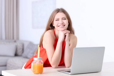 Kapalı dizüstü bilgisayar kullanan kadın