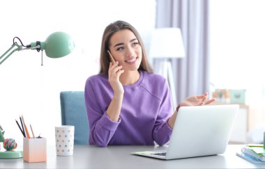 ev ofisinde çalışan genç kadın