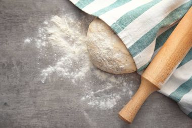 Haşhaş tohumu ve masada oklava ile çiğ hamur