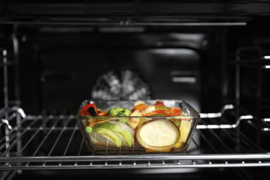 Fırında sebzeli cam pişirme çanağı