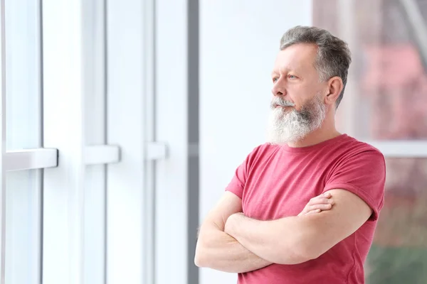 Portret van volwassen man in casual kleding binnenshuis — Stockfoto