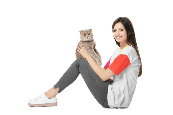 Jonge vrouw met schattig huisdier kat op witte achtergrond — Stockfoto