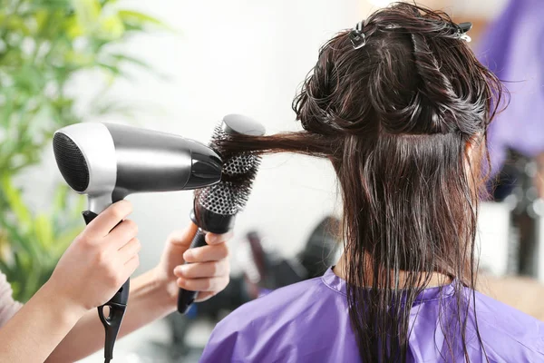 Salon fryzjerski w pracy z klientem — Zdjęcie stockowe
