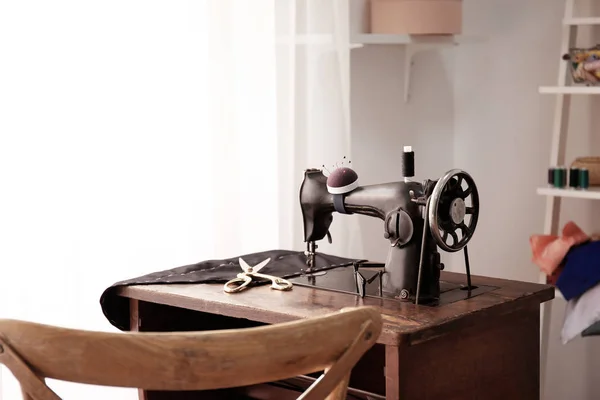Портной стол со старой швейной машинкой — стоковое фото