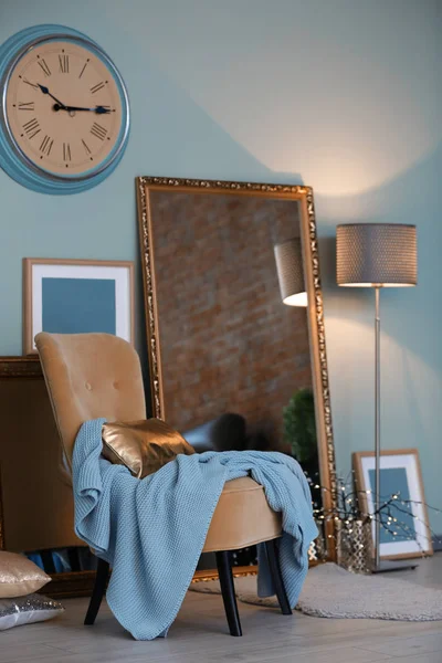 Елегантний інтер'єр кімнати зі зручним кріслом і дзеркалами — стокове фото