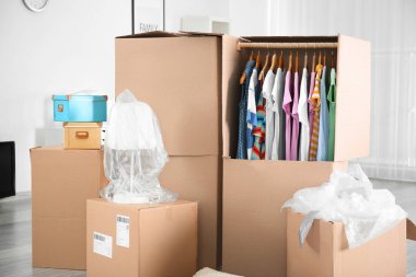 Giysileri ile gardırop kutuları  