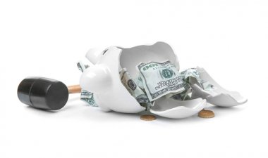 Para ve çekiç ile kırık piggy banka 