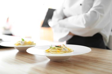 Tablo, closeup lezzetli makarna ile plaka. Şef çanağı