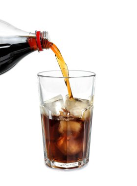 Kola şişesinden buzlu cam içine beyaz zemin üzerine dökülen