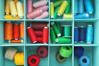 Renkli dikiş ipliği ile kutu 