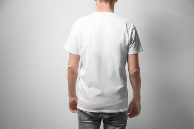 Işık arka plan üzerinde beyaz t-shirt adam. Tasarım için alay