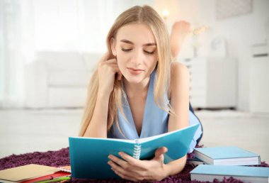 öğrenci sınava hazırlanıyor 