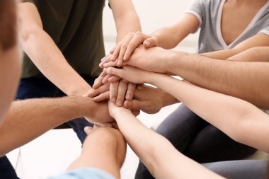 El ele tutuşan insanlar, yakın çekim. Birlik kavramı