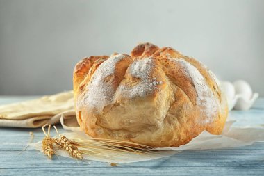 Ekmek buğday ekmeği masada. Taze fırın