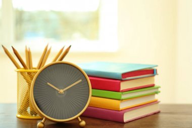 Çalar saat, kırtasiye ve kitap