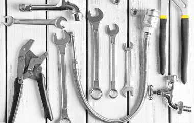 Tesisatçı 's araçlar ahşap arka plan üzerinde