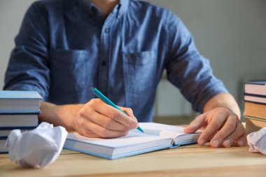 öğrenci sınava hazırlanıyor 