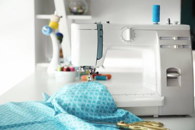 İplik ve kumaş tablo ile dikiş makinesi