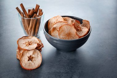 Lezzetli elma cips ve tarçın masada kompozisyonu